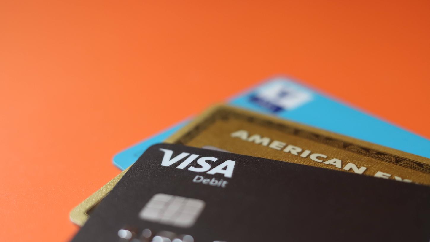 Debitkarten funktionieren ähnlich wie Girokarten, können aber nur dort eingesetzt werden, wo auch Kreditkarten akzeptiert werden. 