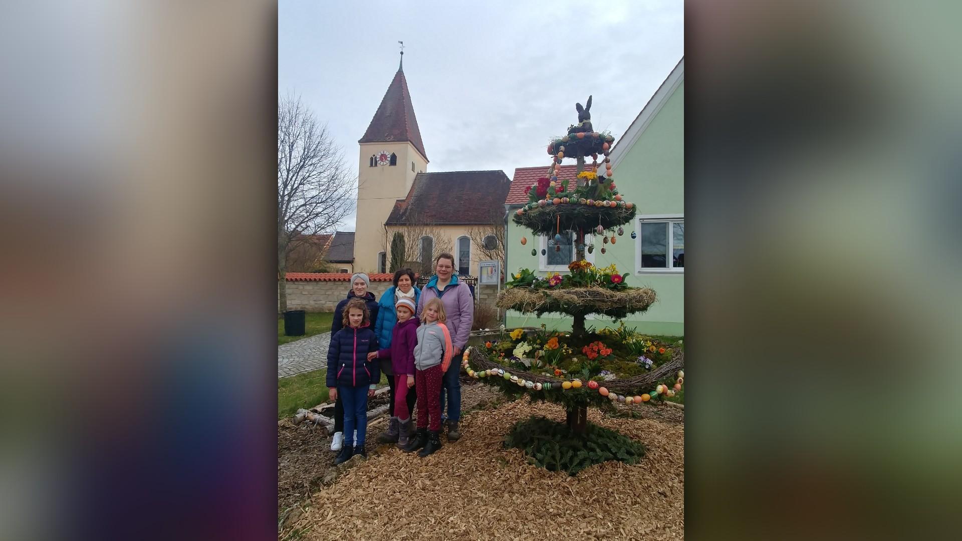 Einen Baum zu Ostern hat nicht jeder freuten sich Anna, Elly und Mona. Zu ihnen gesellt haben sich Anna Meyer, Michaele Kröppel und Christine Walther von der Vorstandschaft des Hüssinger Gartenbauvereins. Einen Baum zu Ostern hat nicht jeder freuten sich Anna, Elly und Mona. Zu ihnen gesellt haben sich Anna Meyer, Michaele Kröppel und Christine Walther von der Vorstandschaft des Hüssinger Gartenbauvereins.