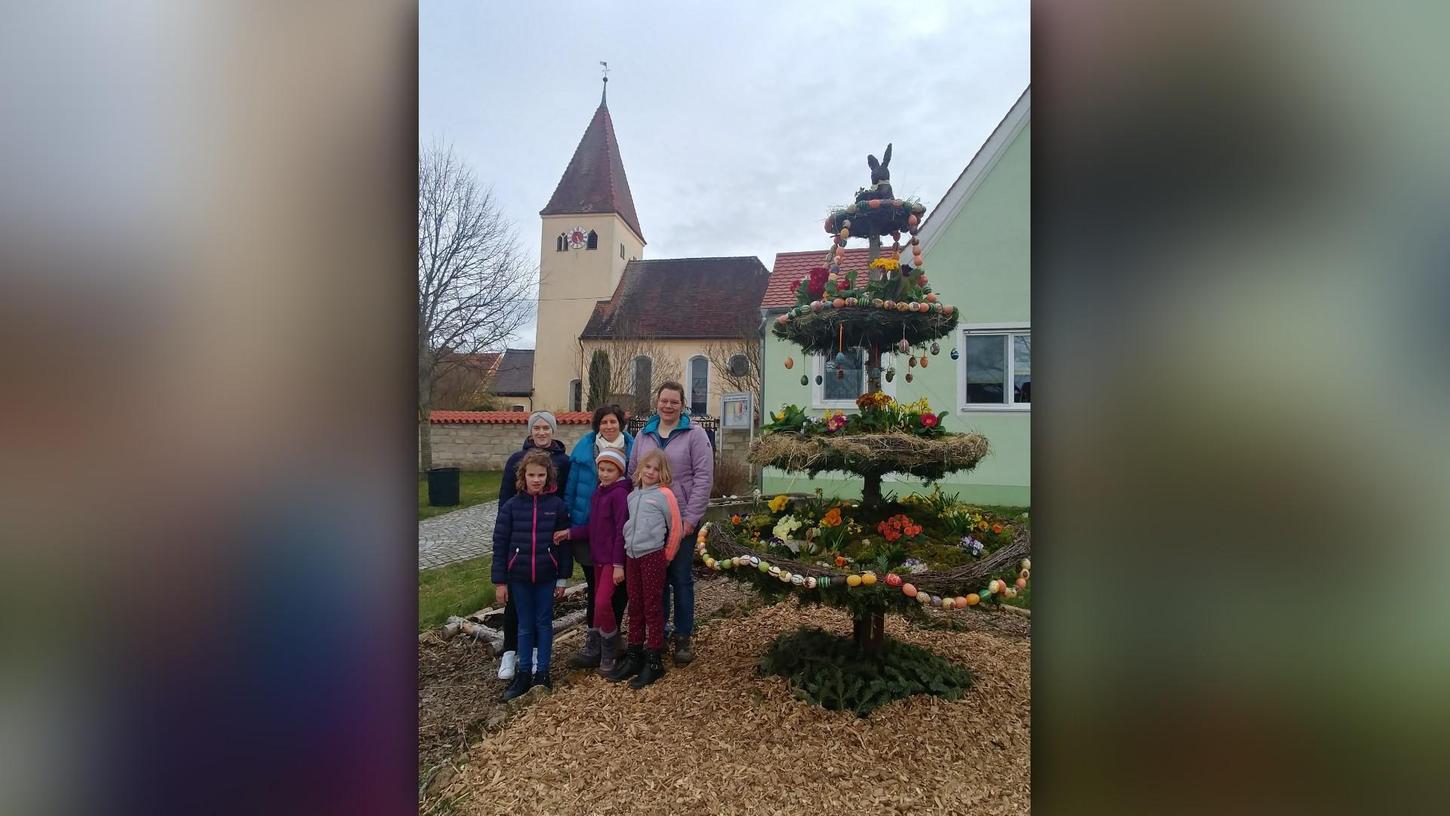 Einen Baum zu Ostern hat nicht jeder freuten sich Anna, Elly und Mona. Zu ihnen gesellt haben sich Anna Meyer, Michaele Kröppel und Christine Walther von der Vorstandschaft des Hüssinger Gartenbauvereins.