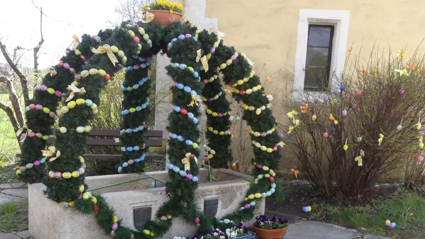 Ein klassischer Osterbrunnen ist aber auch ein Blickfang - wie hier in Frickenfelden.