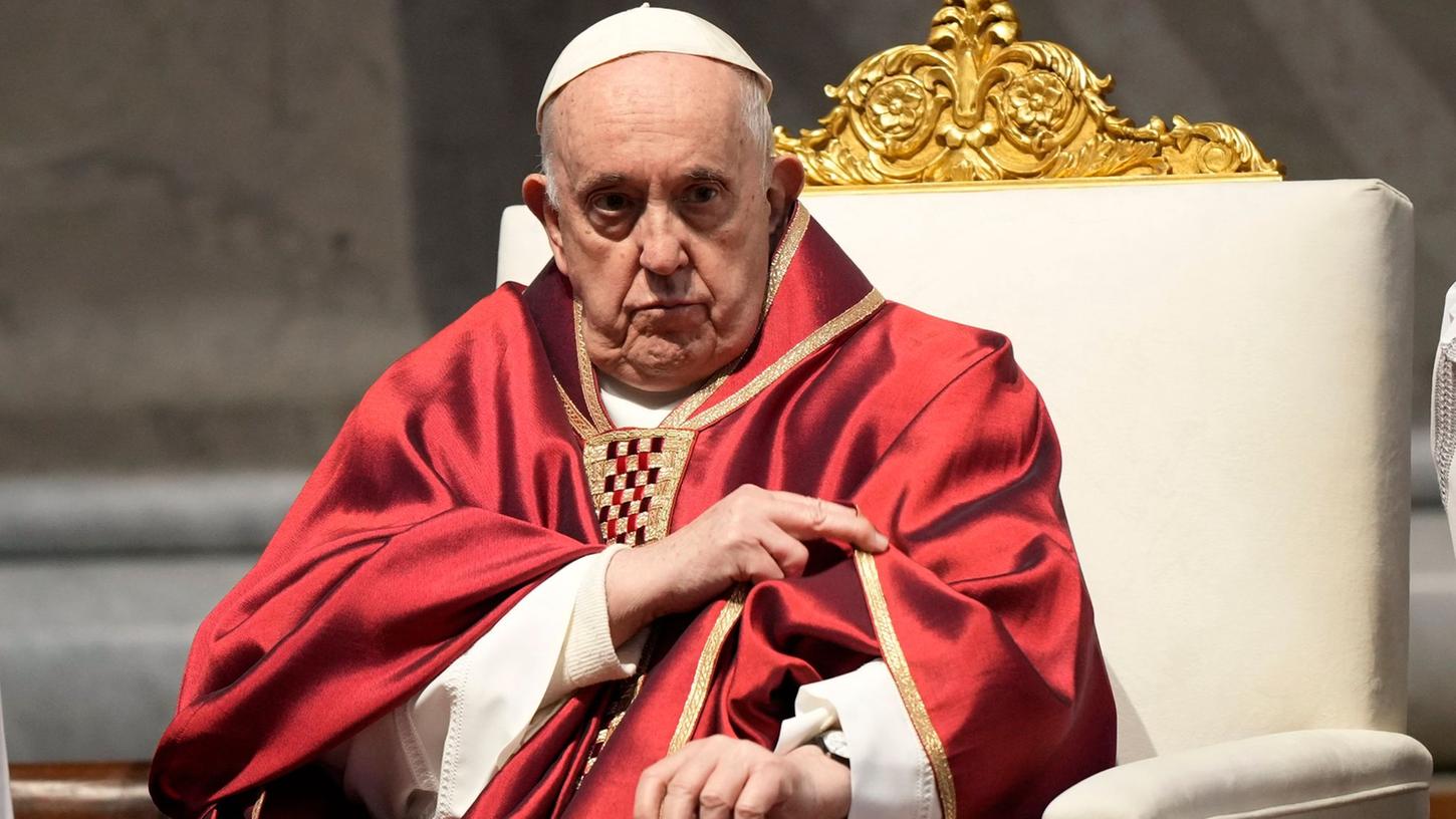 Papst Franziskus in der Passionsmesse am Karfreitag im Petersdom.