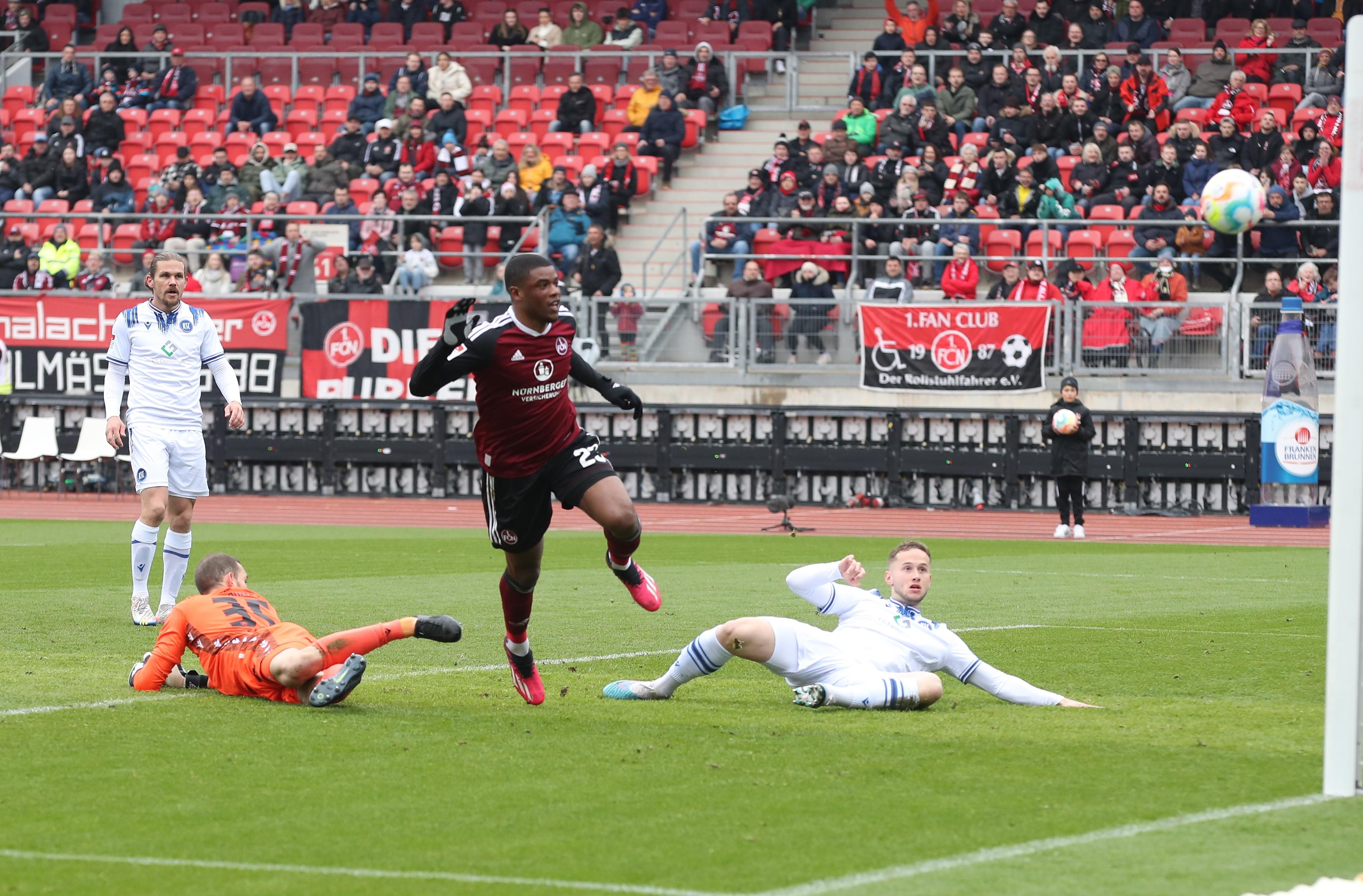 Der Ball zappelte schon in der 10. Spielminute im Tor der Karlsruher. Schütze Duah stand aber im Abseits. Nur ein kurzer Jubel für den FCN.