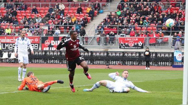 Der Ball zappelte schon in der 10. Spielminute im Tor der Karlsruher. Schütze Duah stand aber im Abseits. Nur ein kurzer Jubel für den FCN.