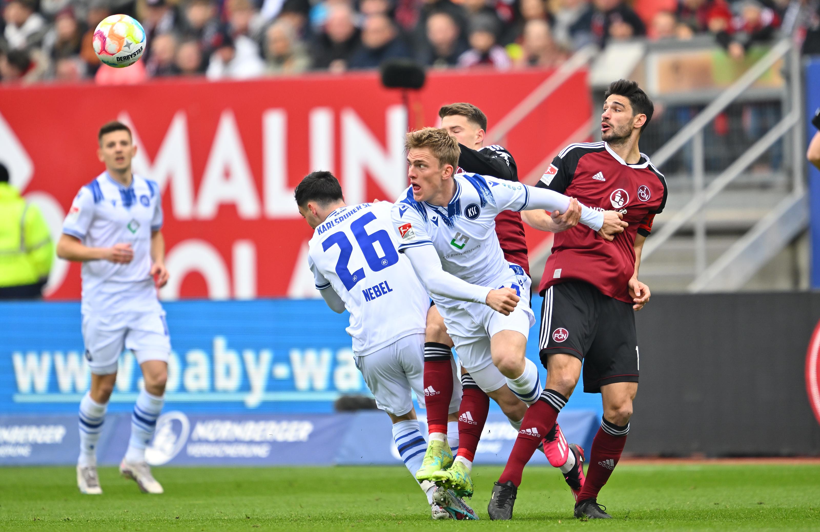 Erste brenzlige Situation für den FCN war in der 6. Spielminute. Nach einem Standard landet der Ball im Sechzehner, der Schuss wird aber abgeblockt.