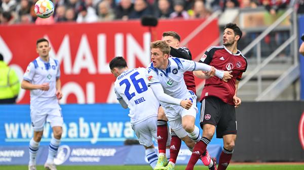 Erste brenzlige Situation für den FCN war in der 6. Spielminute. Nach einem Standard landet der Ball im Sechzehner, der Schuss wird aber abgeblockt.