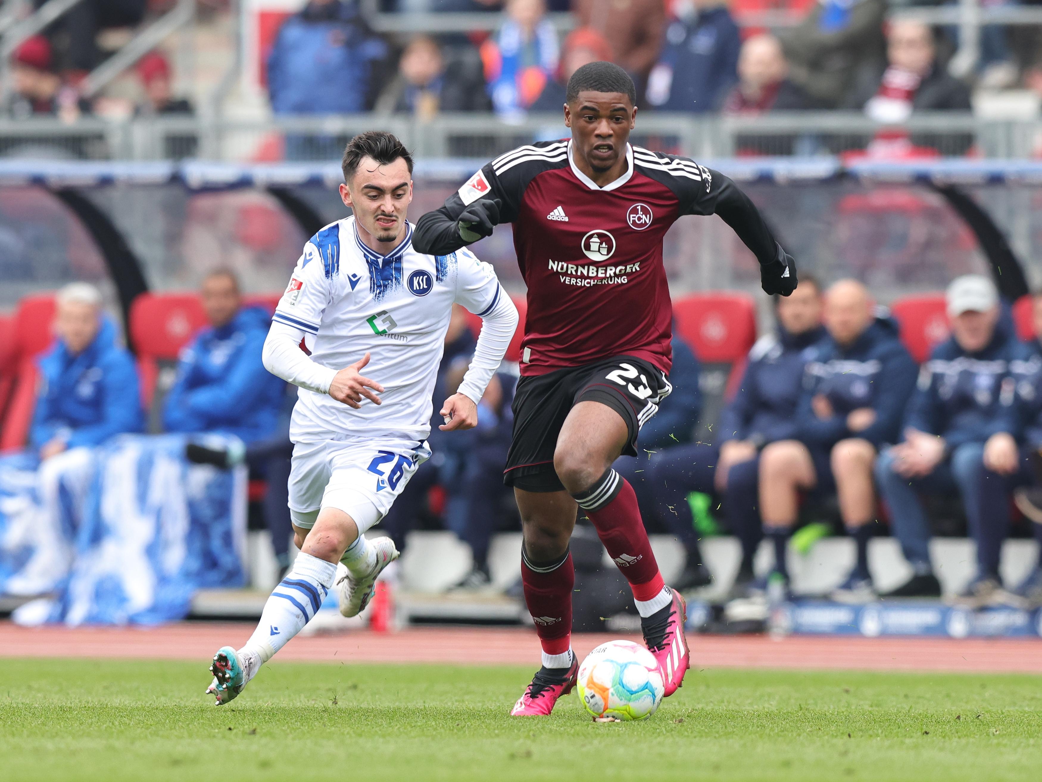 Da ging gleich was zum Anfang. Duah stürmt schon nach 30 Sekunden frei auf das Karlsruher Tor zu, verstolpert sich dann aber etwas. Wär ohnehin Abseits gewesen.