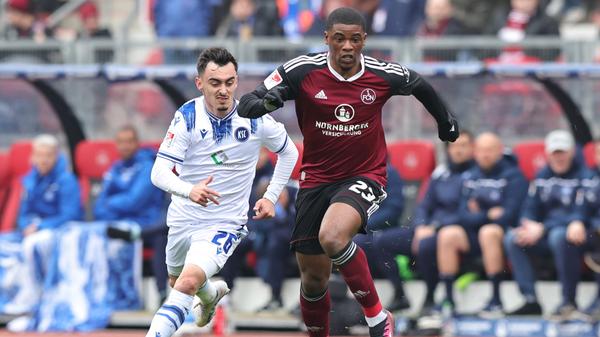 Da ging gleich was zum Anfang. Duah stürmt schon nach 30 Sekunden frei auf das Karlsruher Tor zu, verstolpert sich dann aber etwas. Wär ohnehin Abseits gewesen.