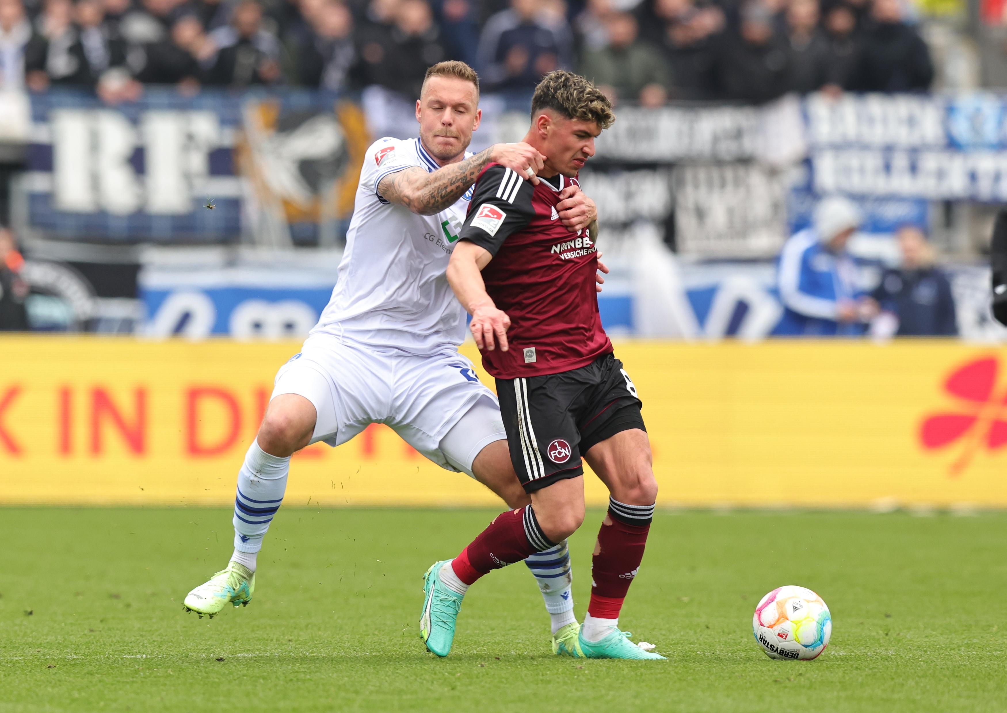 Kurze Aufregung nach einem taktischen Foul an Duman. Keine Diskussion, neunte gelbe Karte für den Karlsruher Innenverteidiger in dieser Saison.