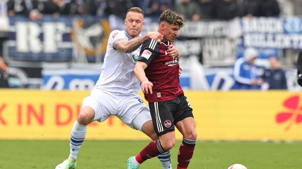 Kurze Aufregung nach einem taktischen Foul an Duman. Keine Diskussion, neunte gelbe Karte für den Karlsruher Innenverteidiger in dieser Saison.