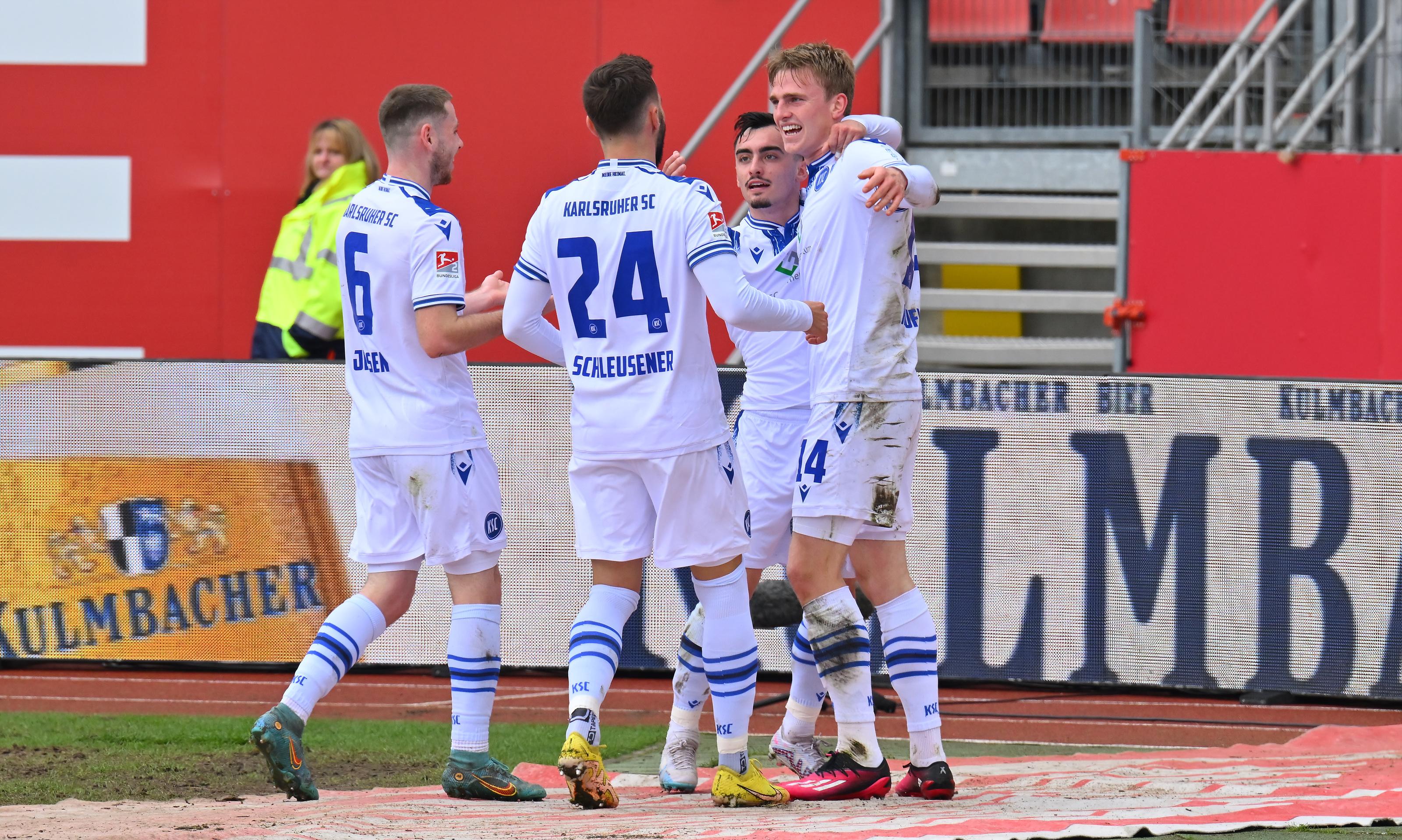 Der bislang relativ ungefährliche KSC macht es dann als Erster. Nach einem Ballverlust läuft der Konter von Karlsruhe und endet erst mit dem Ball im Nürnberger Tor. Die Spieler des FCN reklamieren und sahen in der Balleroberung ein Foulspiel, aber der Treffer zählt. Nach 26 Minuten steht es also 0:1.