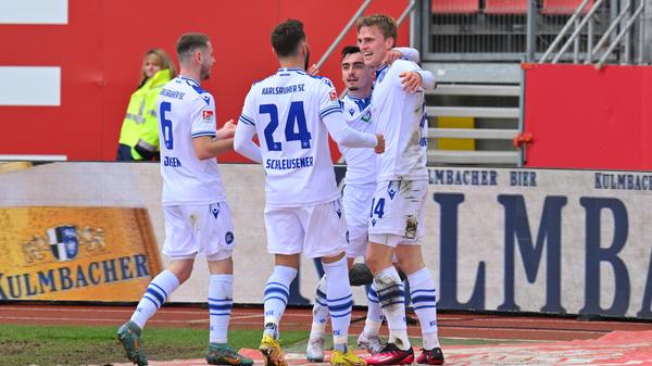 Der bislang relativ ungefährliche KSC macht es dann als Erster. Nach einem Ballverlust läuft der Konter von Karlsruhe und endet erst mit dem Ball im Nürnberger Tor. Die Spieler des FCN reklamieren und sahen in der Balleroberung ein Foulspiel, aber der Treffer zählt. Nach 26 Minuten steht es also 0:1.