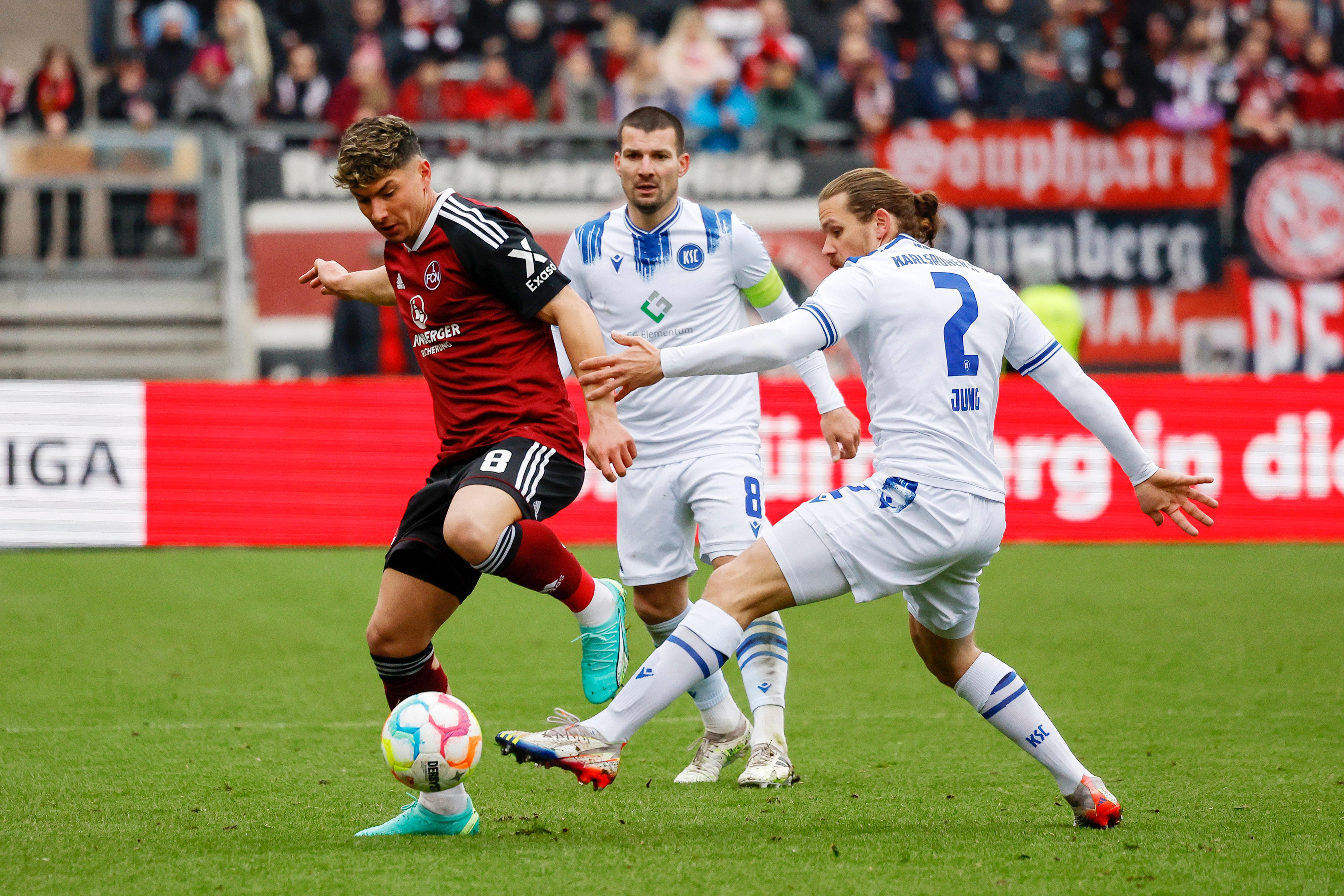 Eine Minute später dann gleich die nächste Chance für den Club. KSC-Keeper Gersbeck lässt den Ball unglücklich von der Brust abprallen, aber Nürnberg lässt die Möglichkeit verstreichen.