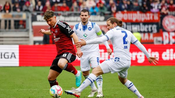 Eine Minute später dann gleich die nächste Chance für den Club. KSC-Keeper Gersbeck lässt den Ball unglücklich von der Brust abprallen, aber Nürnberg lässt die Möglichkeit verstreichen.