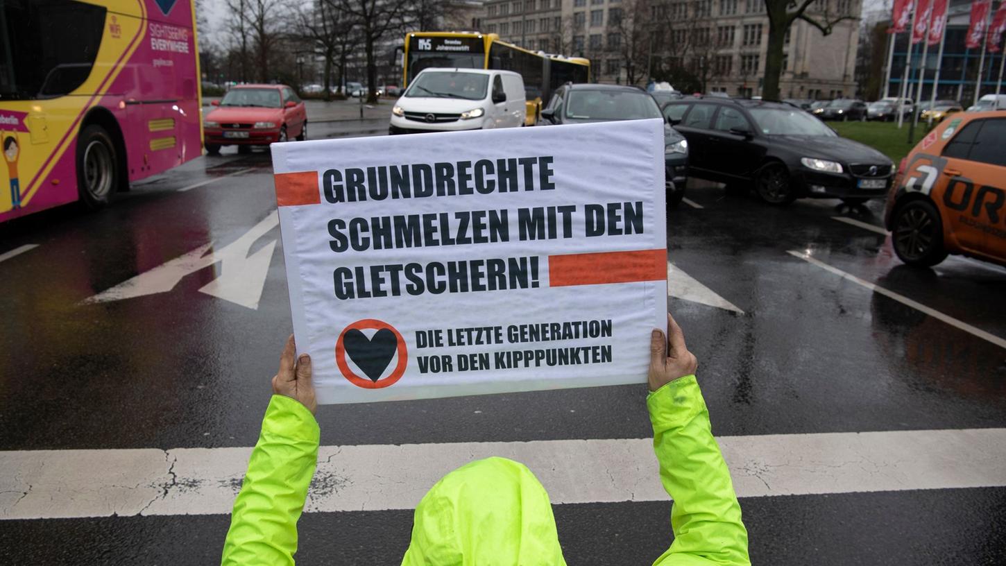 Mitglieder der Gruppe Letzte Generation haben in Berlin eine Straße blockiert.