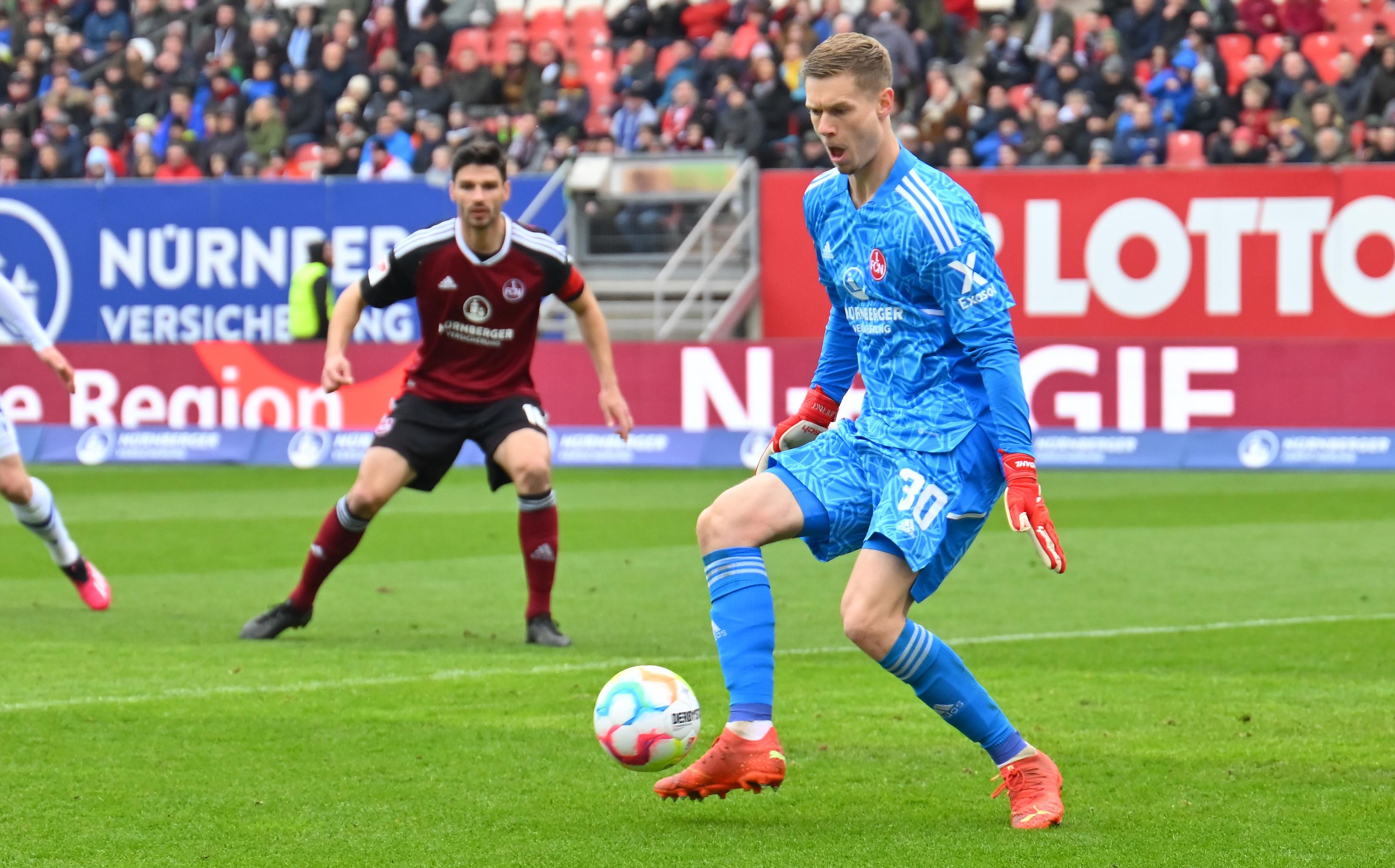 35. Minute dann wieder eine heikle Situation vor dem Nürnberger Tor. Auf einmal steht ein Karlsruher im eigentlich voll besetzten Strafraum vor Vindahl. Sichtlich überrascht von dieser Situation, verdaddelt er den Ball.
