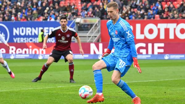 35. Minute dann wieder eine heikle Situation vor dem Nürnberger Tor. Auf einmal steht ein Karlsruher im eigentlich voll besetzten Strafraum vor Vindahl. Sichtlich überrascht von dieser Situation, verdaddelt er den Ball.