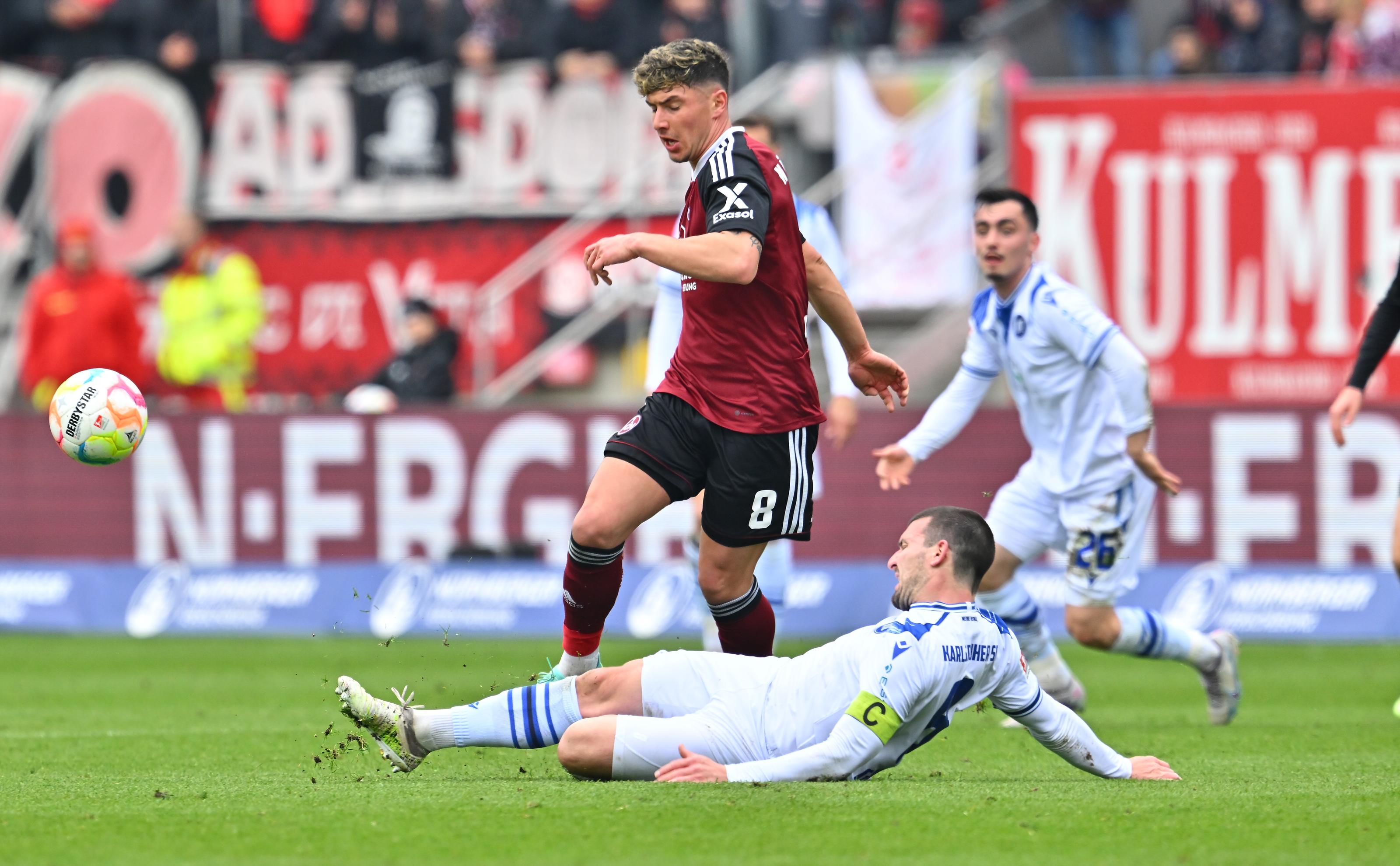 Duah wird steil nach vorne geschickt, der Treffer scheint zum Greifen nah, doch der Abschluss wird gerade noch zur Ecke abgefälscht.