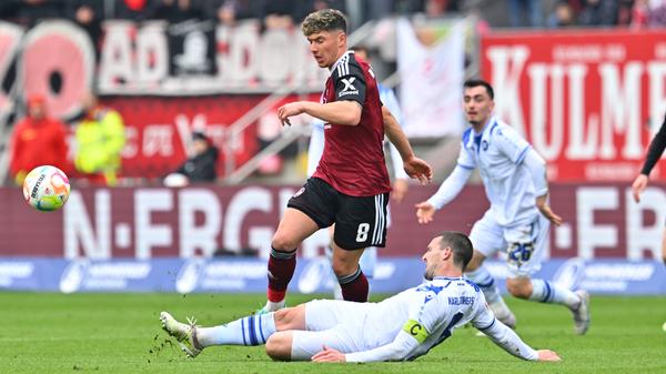 Duah wird steil nach vorne geschickt, der Treffer scheint zum Greifen nah, doch der Abschluss wird gerade noch zur Ecke abgefälscht.