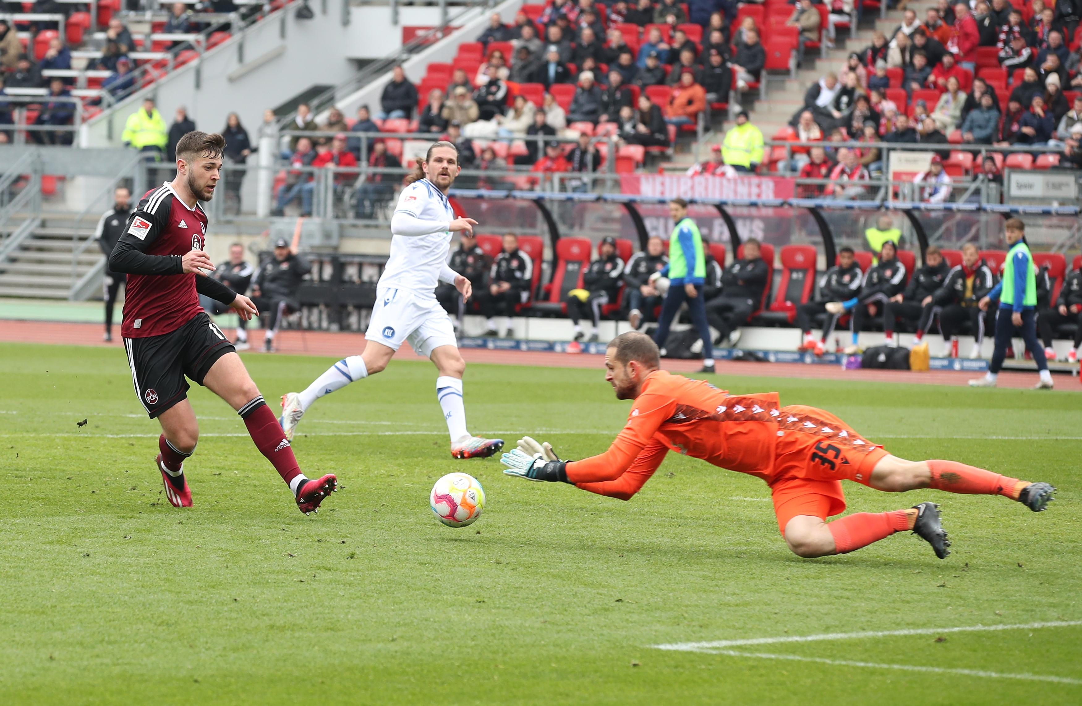 In der Nachspielzeit rettet Gersbeck nochmal mit einer Parade und es geht in die Halbzeitpause.