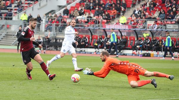 In der Nachspielzeit rettet Gersbeck nochmal mit einer Parade und es geht in die Halbzeitpause.