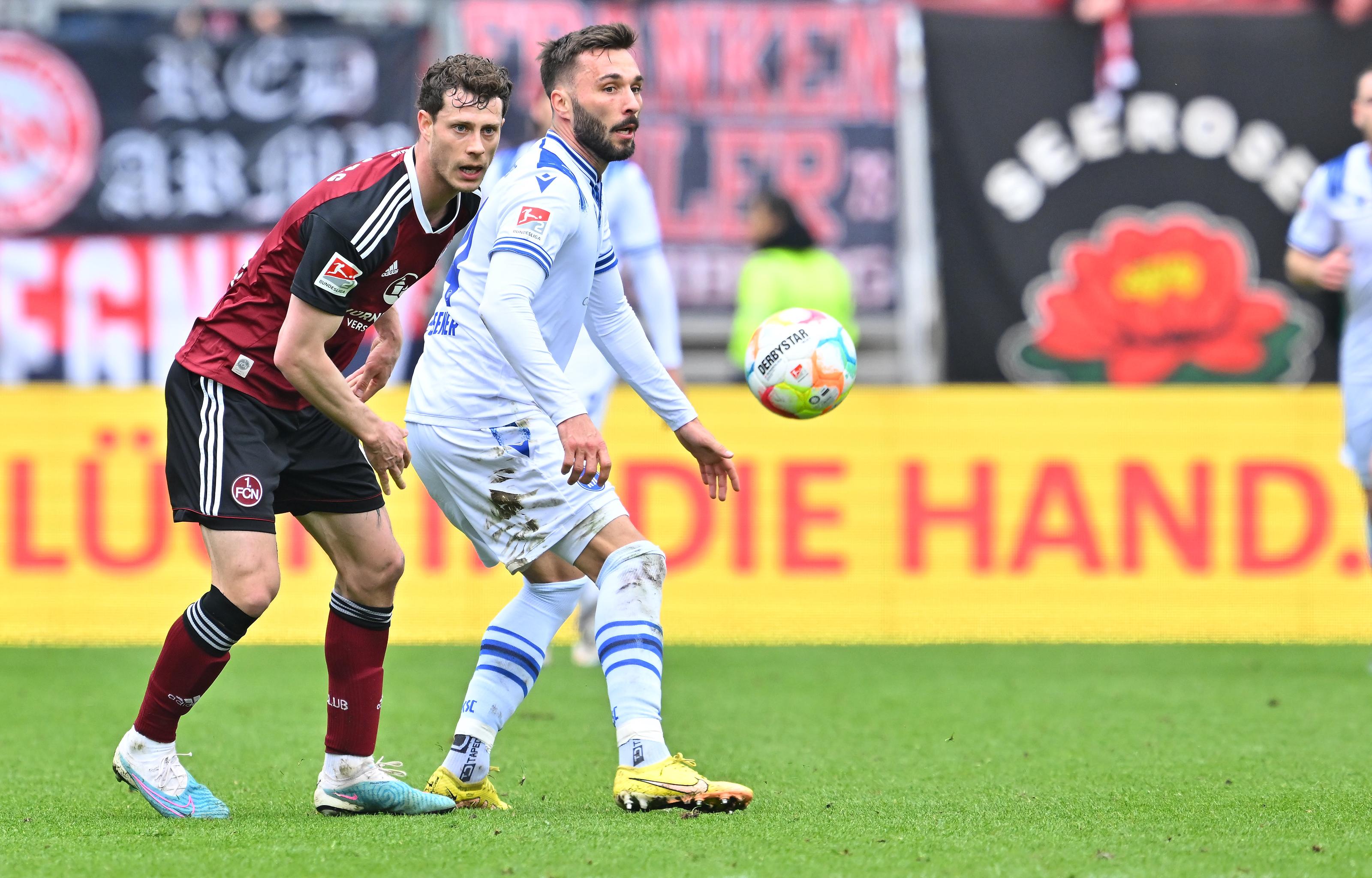 Die zweite Hälfte startet zäh und plätschert in den ersten zehn Minuten gemächlich vor sich hin. Der Club ist zu passiv, der KSC schon im Verwaltungsmodus.