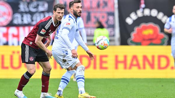 Die zweite Hälfte startet zäh und plätschert in den ersten zehn Minuten gemächlich vor sich hin. Der Club ist zu passiv, der KSC schon im Verwaltungsmodus.