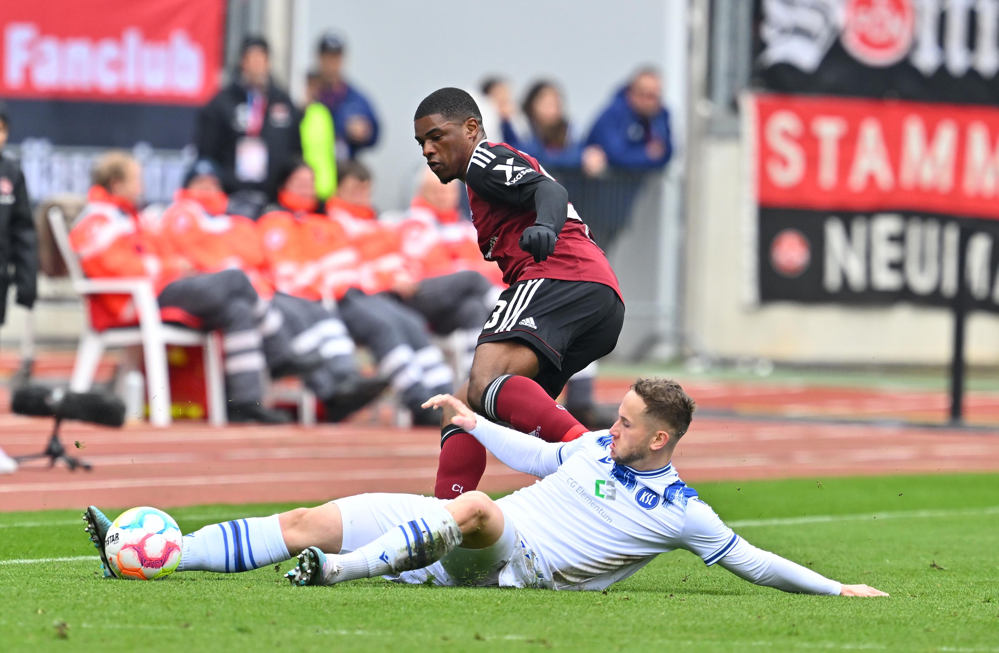 Erstes Lebenszeichen in der Zweiten Halbzeit dann von Karlsruhe in Spielminute 53. Der Abschluss kurz vor dem Sechzehner wird noch zur Ecke Abgefälscht. Die bleibt dann aber harmlos.