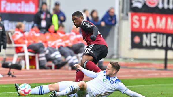 Erstes Lebenszeichen in der Zweiten Halbzeit dann von Karlsruhe in Spielminute 53. Der Abschluss kurz vor dem Sechzehner wird noch zur Ecke Abgefälscht. Die bleibt dann aber harmlos.