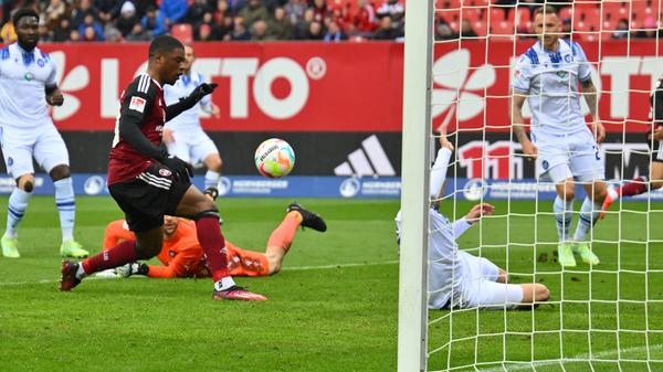 Diesmal war der Jubel etwas länger, aber wieder zu früh. Duah in der 86. Minute mit seinem zweiten Abseits-Treffer im Spiel.