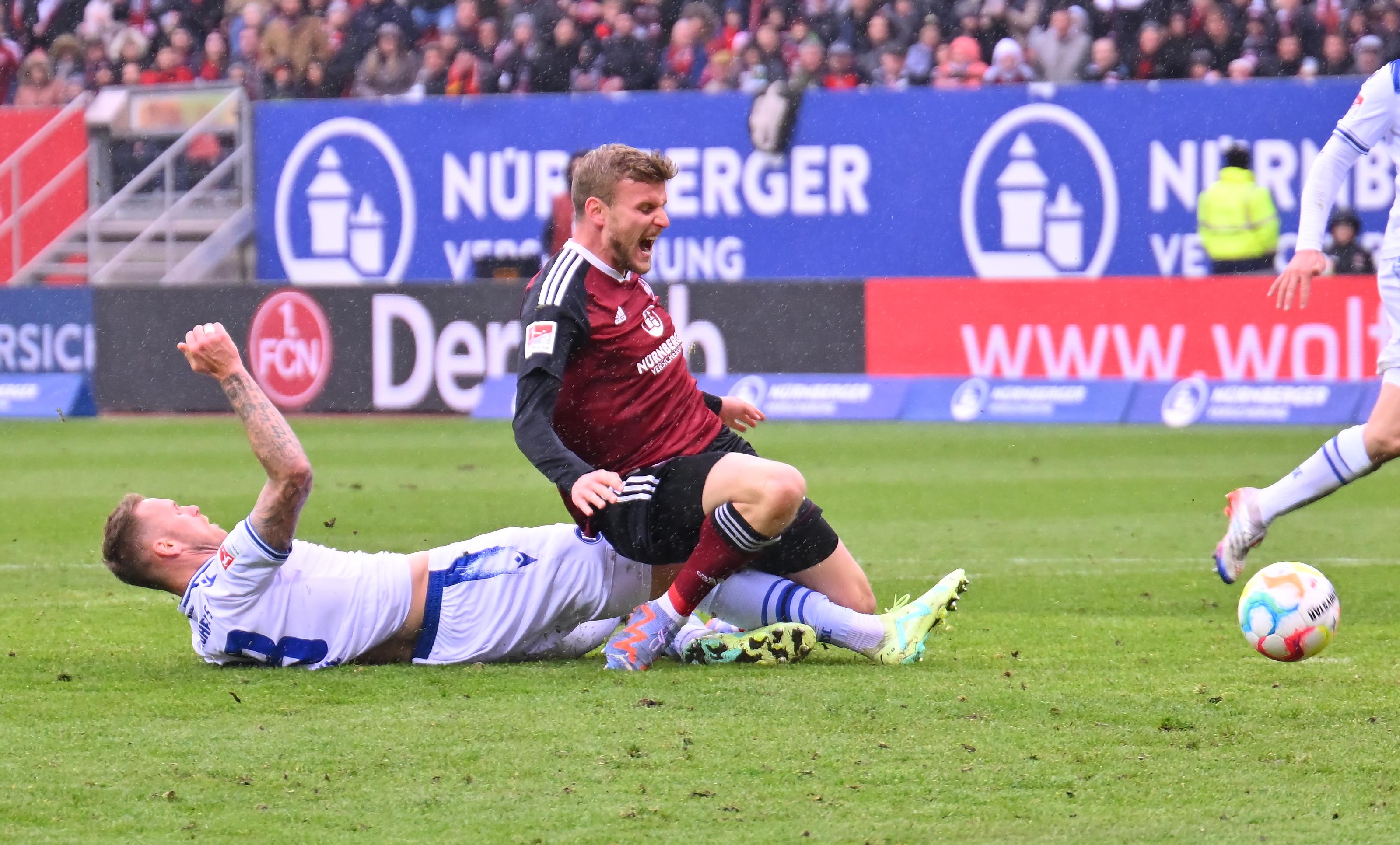 Wenn nicht die Schlüsselszene des Spiels in der 91. Minute. Foul an Daferner im Strafraum. Die Szene wird vom VAR und vom Schiedsrichter auf dem Platz geprüft. Elfmeter für den Club.