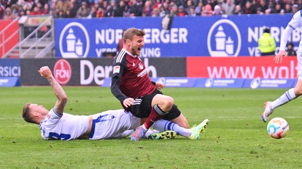 Wenn nicht die Schlüsselszene des Spiels in der 91. Minute. Foul an Daferner im Strafraum. Die Szene wird vom VAR und vom Schiedsrichter auf dem Platz geprüft. Elfmeter für den Club.