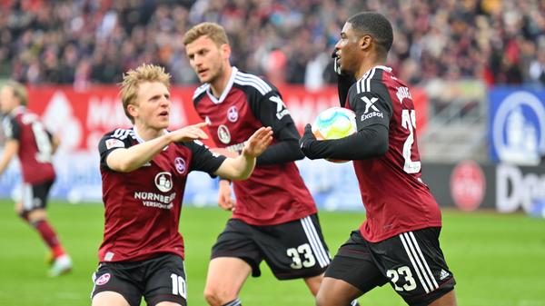 Diesmal ist ihm der Treffer vergönnt. Duah hämmert den Strafstoß ohne zu zögern in den Kasten. 1:1-Ausgleich nach Foulelfmeter in der 94. Minute.