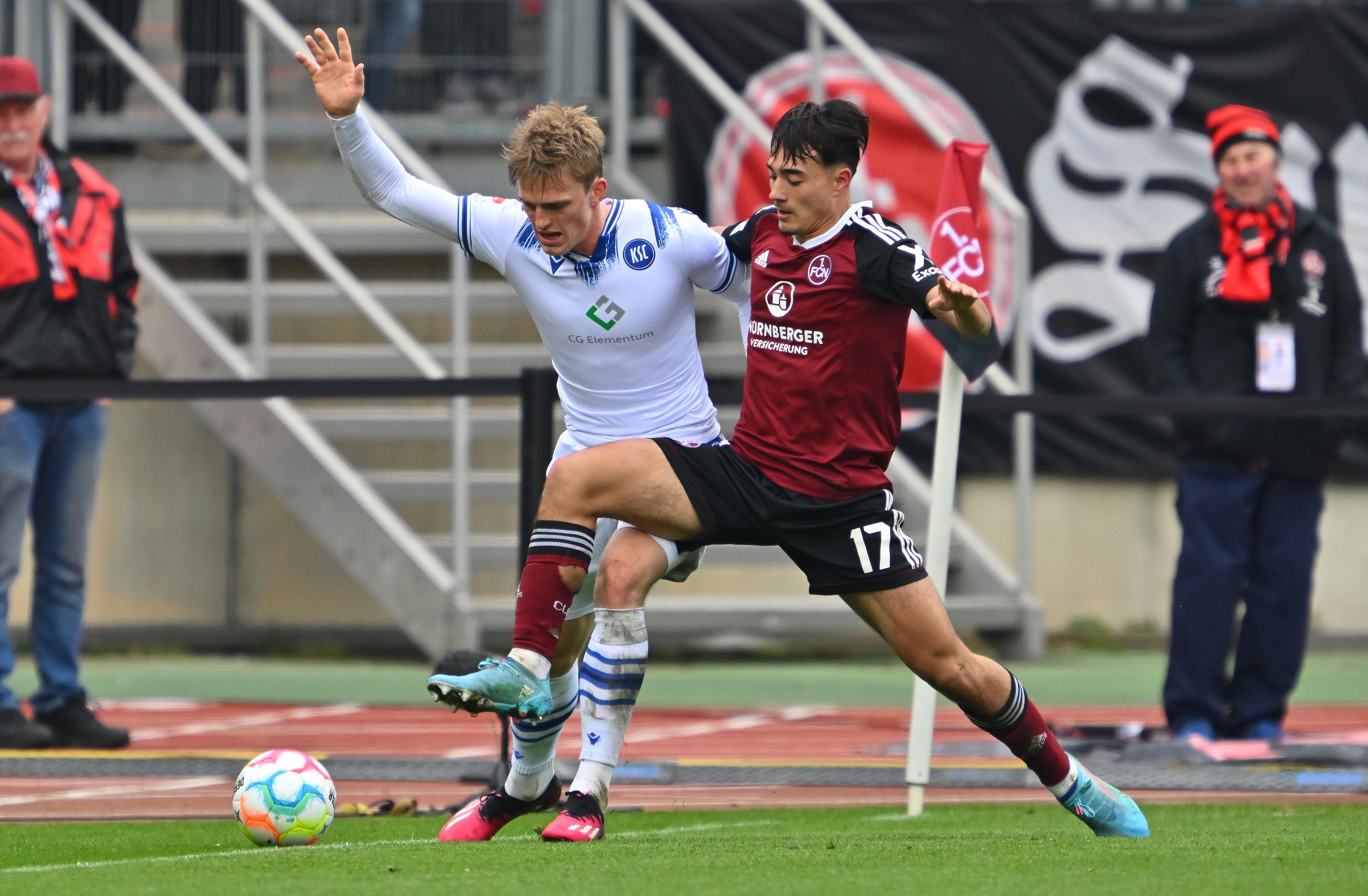 Das Harte Einsteigen von Jens Castrop in der 70. Minute sorgt für Aufregung. Mit viel Schwung und durch die Luft heransausend geht der Club-Spieler in den Kontakt gegen Nebel. Der Schiri fackelt nicht lange und zieht den gelben Karton. Das hätte auch eine Rote Karte geben können.