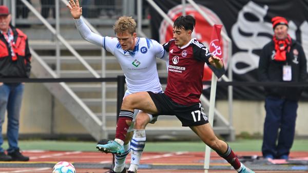 Das Harte Einsteigen von Jens Castrop in der 70. Minute sorgt für Aufregung. Mit viel Schwung und durch die Luft heransausend geht der Club-Spieler in den Kontakt gegen Nebel. Der Schiri fackelt nicht lange und zieht den gelben Karton. Das hätte auch eine Rote Karte geben können.