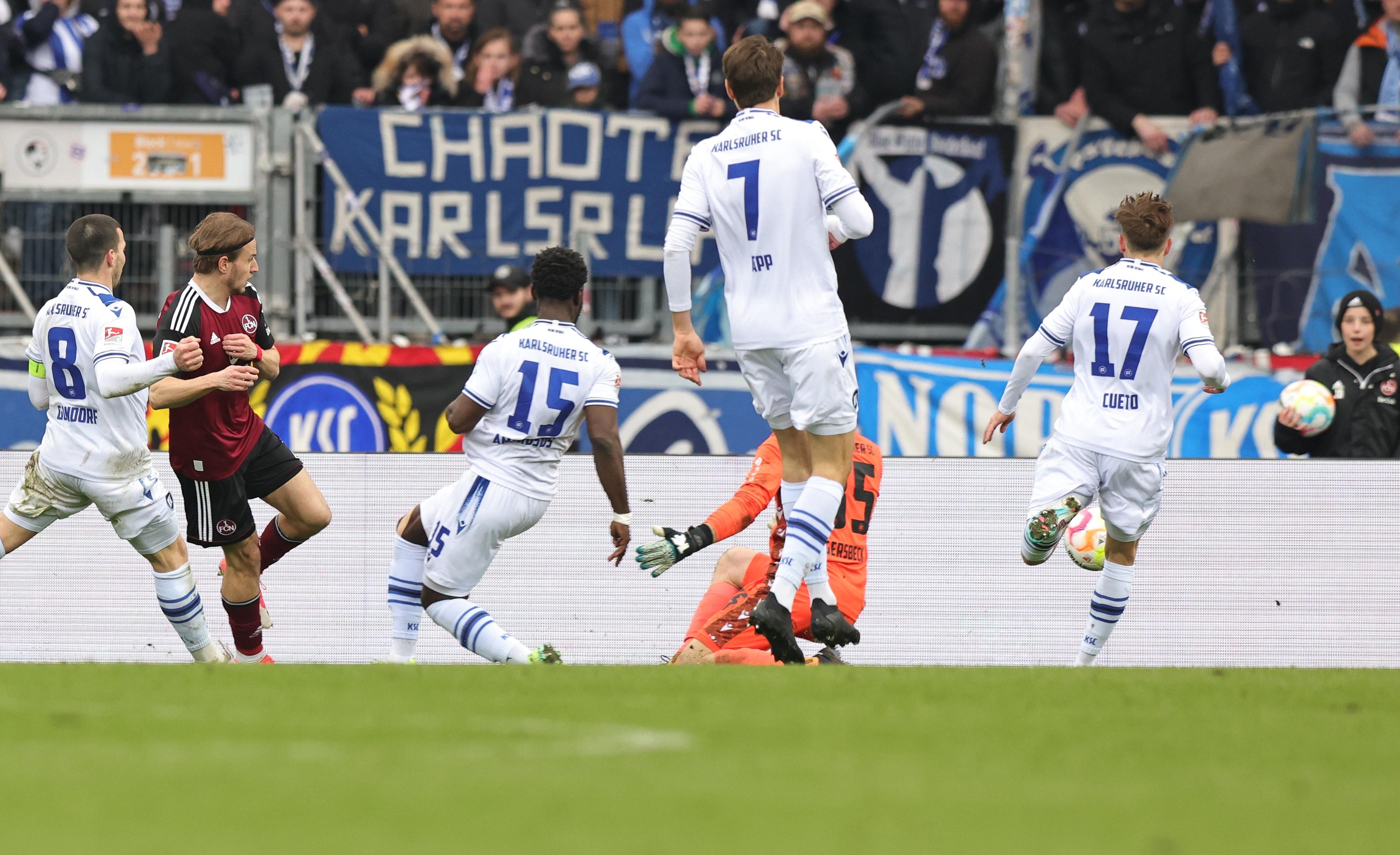 Der Club wirkt nach dem Ausgleich in den letzten Sekunden nun wie vom Hafer gestochen. Lohkemper kommt noch einmal ganz knapp an einen Treffer ran, scheitert aber am KSC-Keeper.