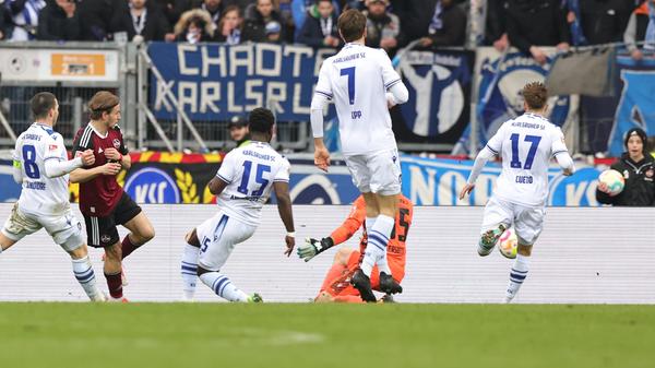 Der Club wirkt nach dem Ausgleich in den letzten Sekunden nun wie vom Hafer gestochen. Lohkemper kommt noch einmal ganz knapp an einen Treffer ran, scheitert aber am KSC-Keeper.