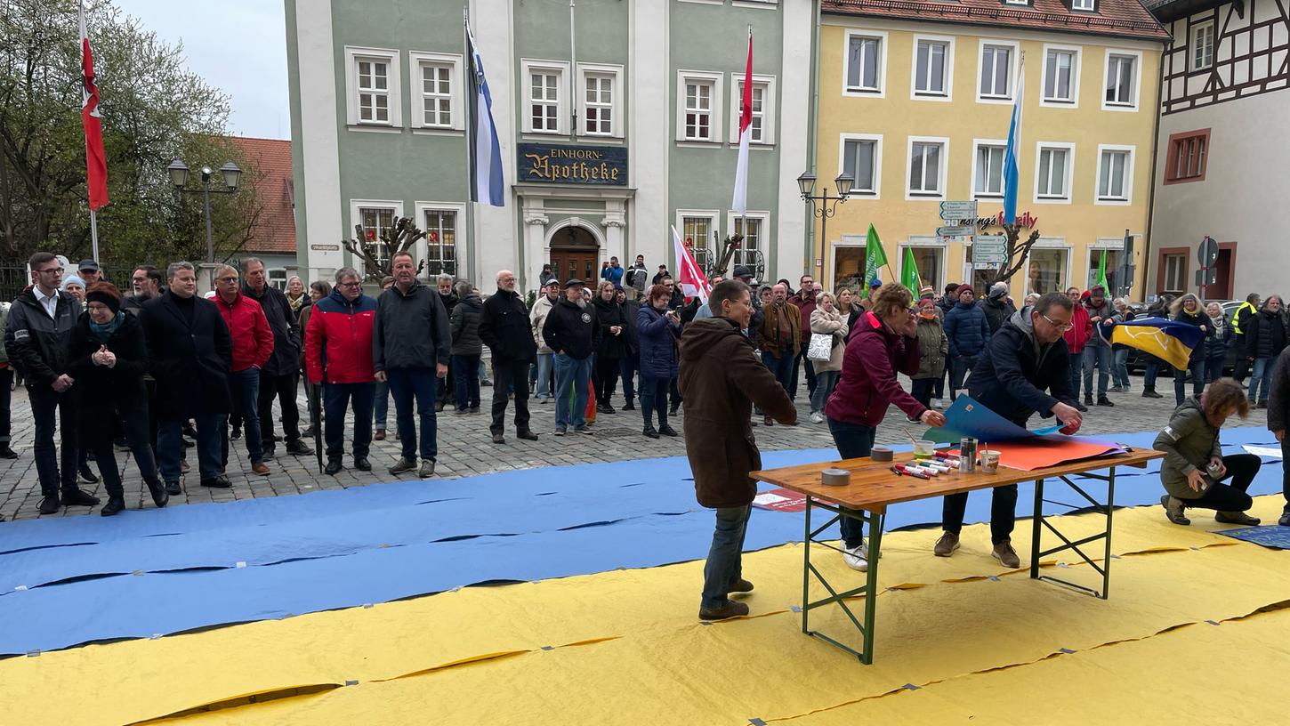 Rund 200 Menschen zeigten am Bad Windsheim Marktplatz ihre Solidarität mit der Ukraine und protestierten gegen den wenige Meter entfernten Auftritt der AfD vor dem Kriegerdenkmal.