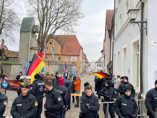 Knapp 50 Anhänger der AfD versammelten sich am Kriegerdenkmal der Stadt Bad Windsheim.