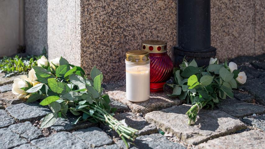 In der Nähe des Kinder- und Jugendhilfezentrums, in dem eine Zehnjährige tot aufgefunden wurde, liegen Blumen und Grablichter. In der Nähe des Kinder- und Jugendhilfezentrums, in dem eine Zehnjährige tot aufgefunden wurde, liegen Blumen und Grablichter.