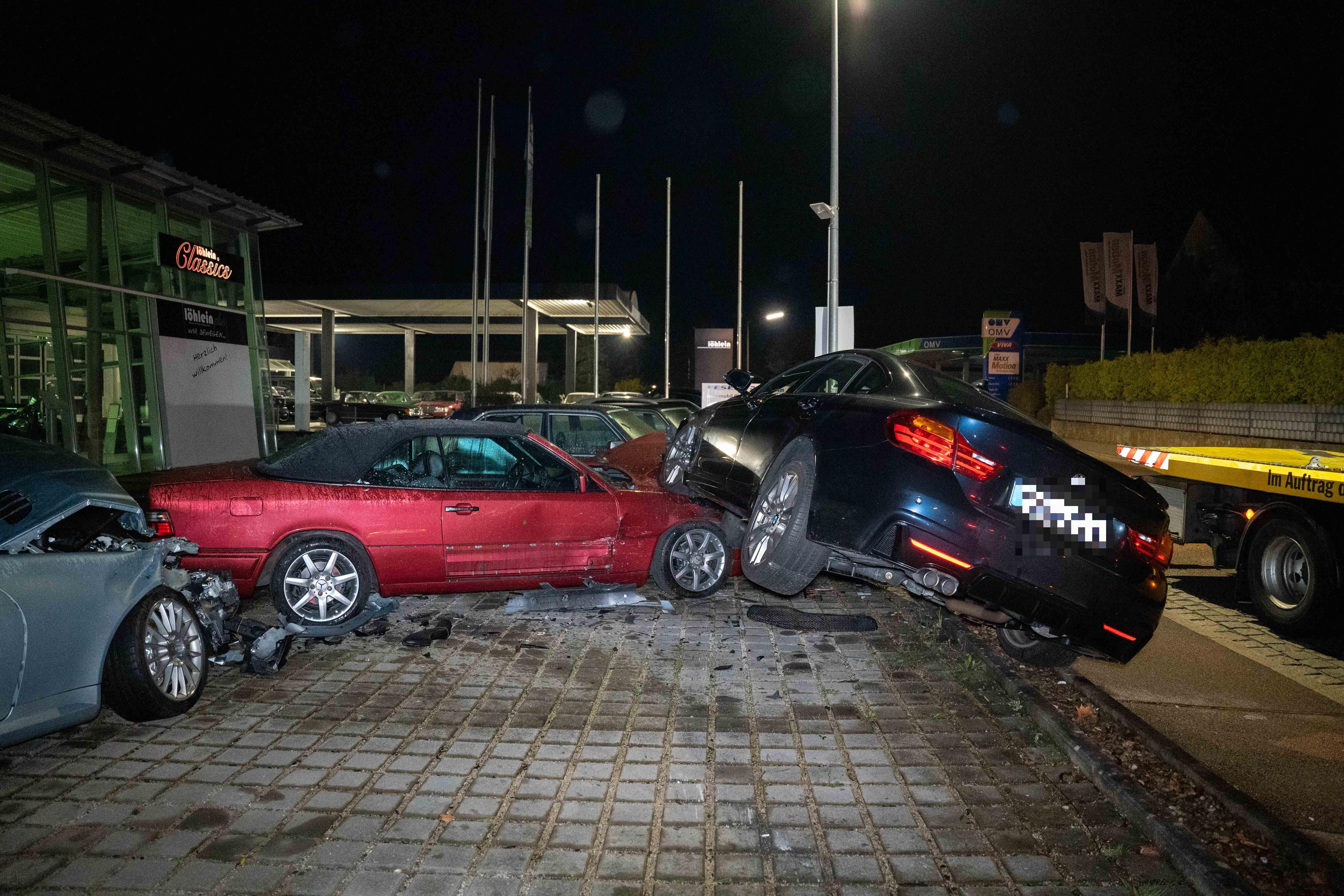 Hunderttausende Euro Schaden: Wagen kracht vor Autohaus in mehrere Mercedes