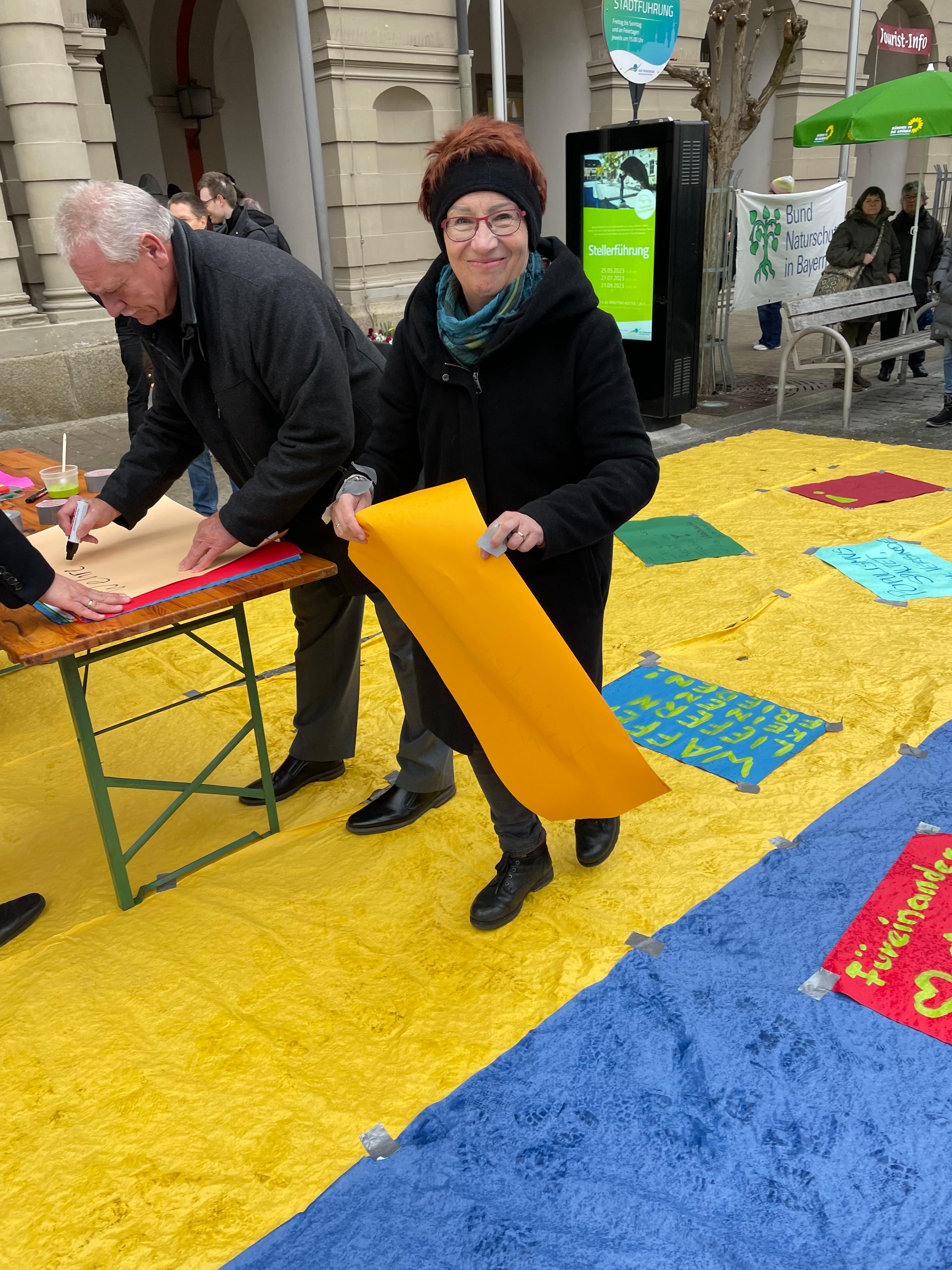 Dekanin Karin Hüttel beteiligte sich als Vertreterin der evangelischen Kirche an der Kundgebung für Frieden und Demokratie auf dem Bad Windsheimer Marktplatz.