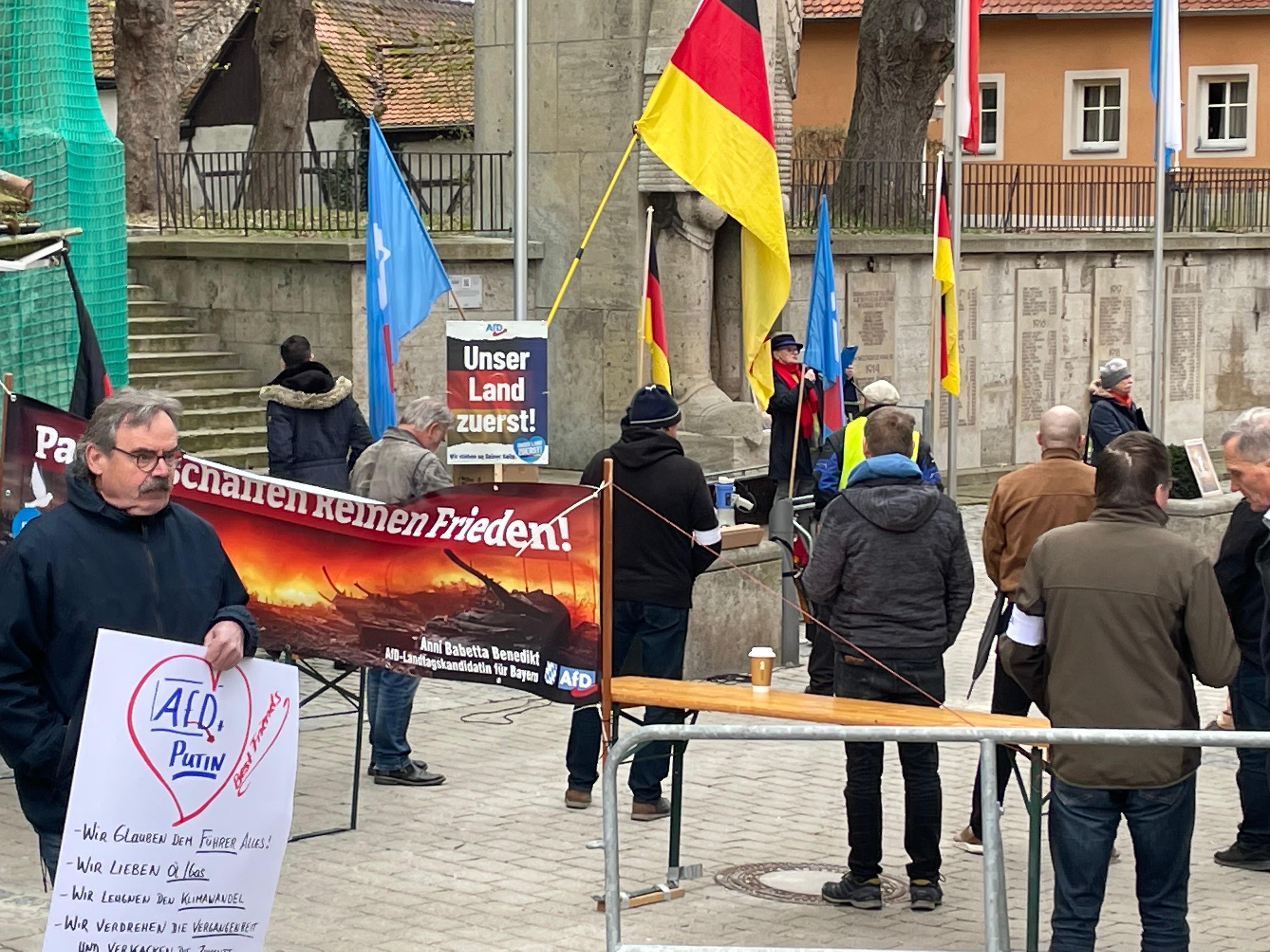 Die AfD hatte sich vor dem Kriegerdenkmal in Bad Windsheim versammelt, um für Friedenverhandlungen mit Russland einzutreten. Diese Forderung stieß bei den Gegendemonstranten auf keinerlei Verständnis.