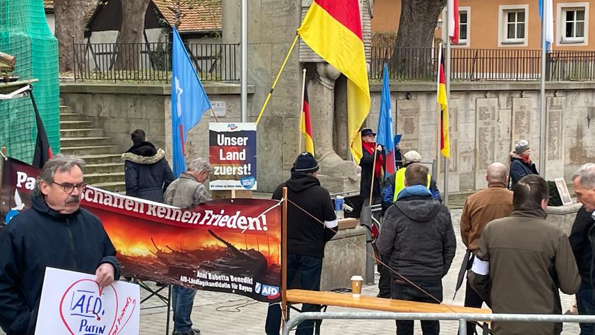 Die AfD hatte sich vor dem Kriegerdenkmal in Bad Windsheim versammelt, um für Friedenverhandlungen mit Russland einzutreten. Diese Forderung stieß bei den Gegendemonstranten auf keinerlei Verständnis.