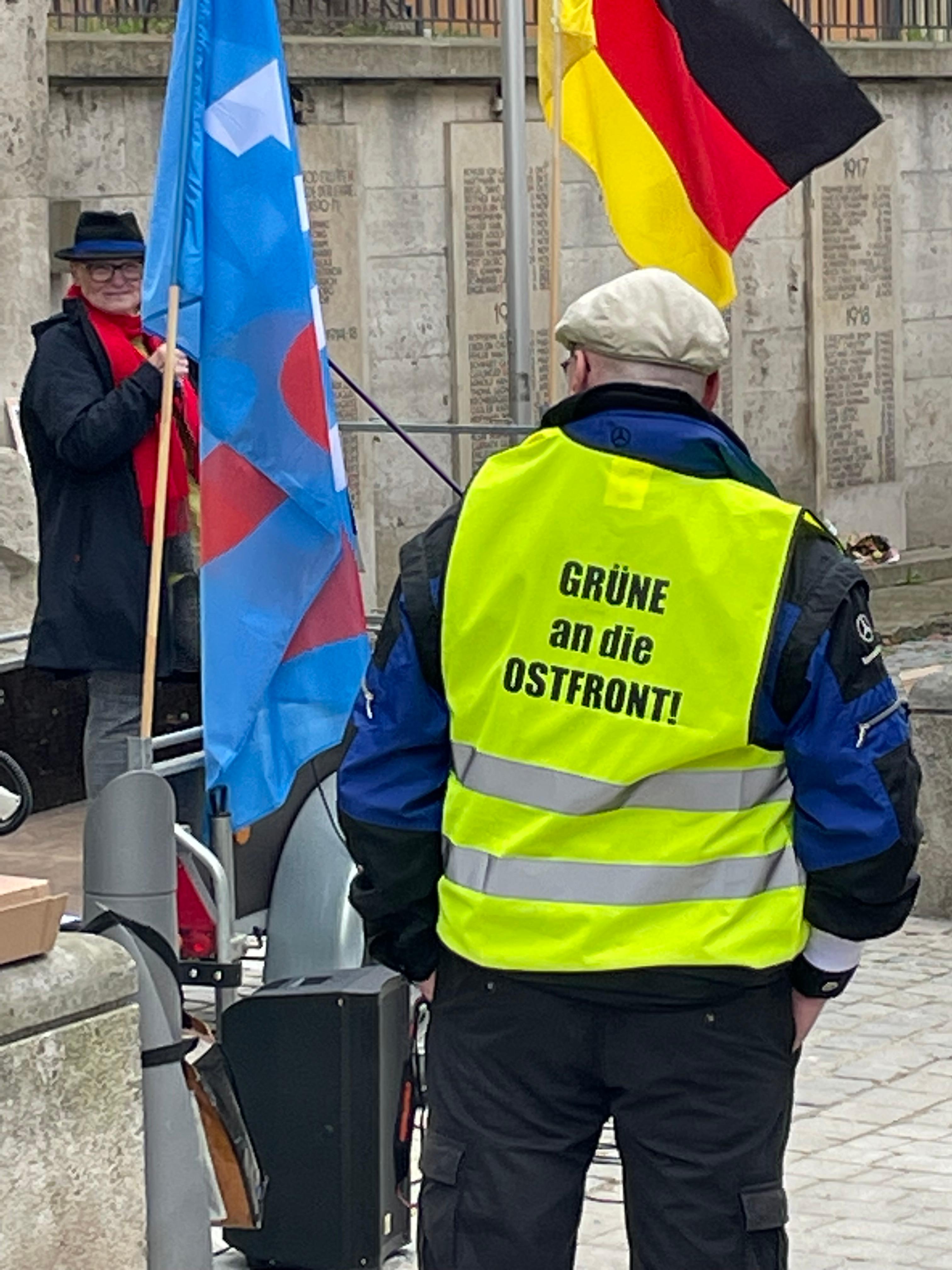 Die menschenverachtende Position der AfD trug dieser AfD-Sympathisant offen zur Schau.