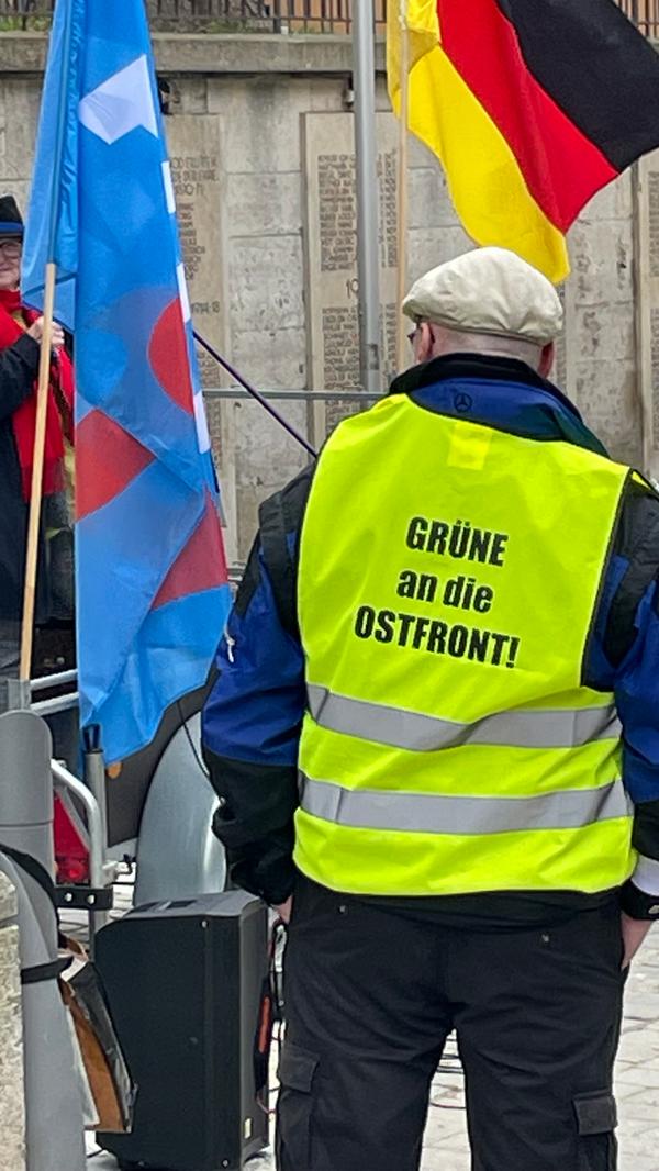 Die menschenverachtende Position der AfD trug dieser AfD-Sympathisant offen zur Schau.