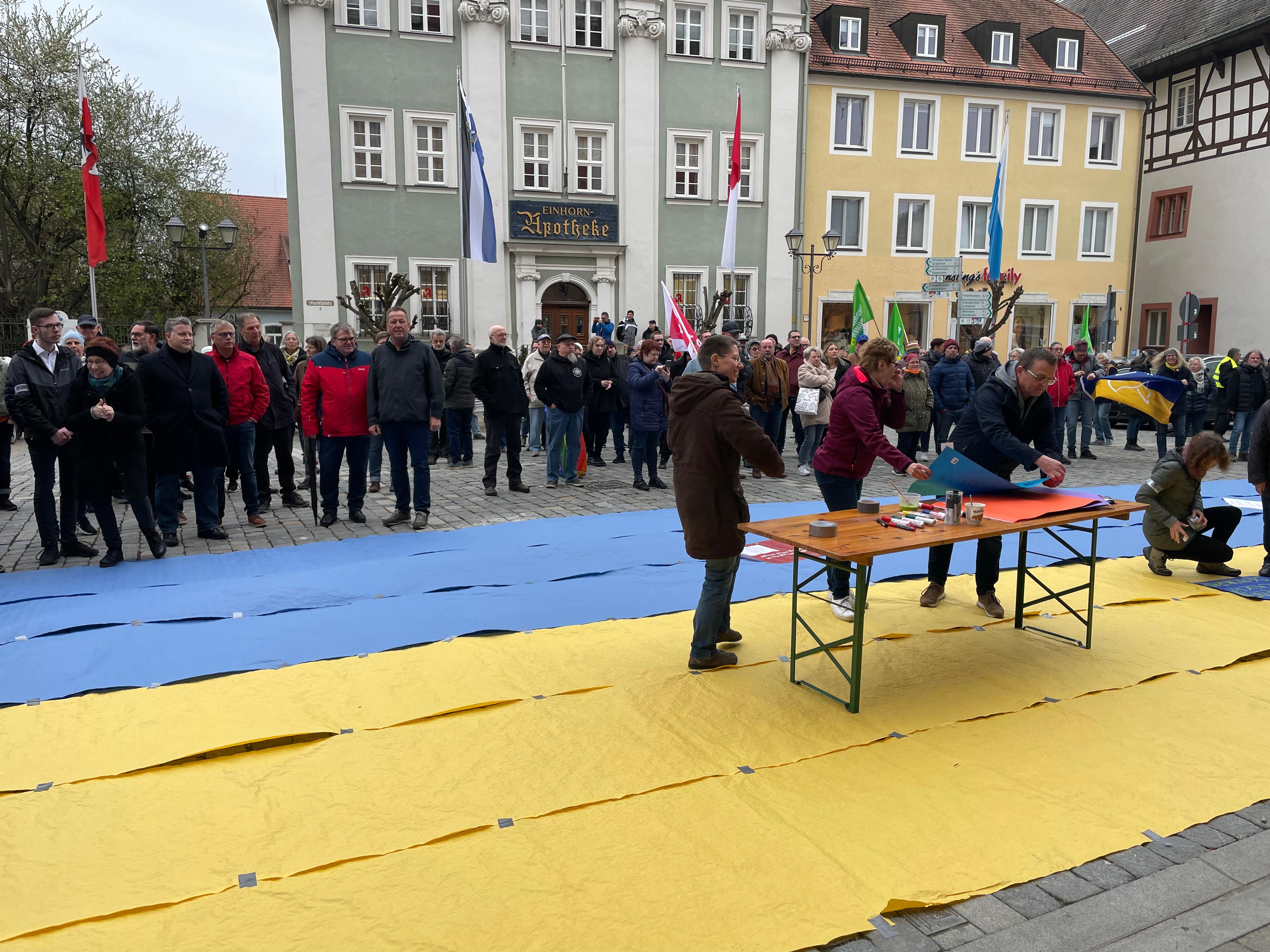 Rund 250 Menschen versammelten sich am Marktplatz in Bad Windsheim, um gegen den Auftritt der AfD zu prostieren und eigene Positionen zum Angriffskrieg Russlands gegen die Ukraine zu formulieren.