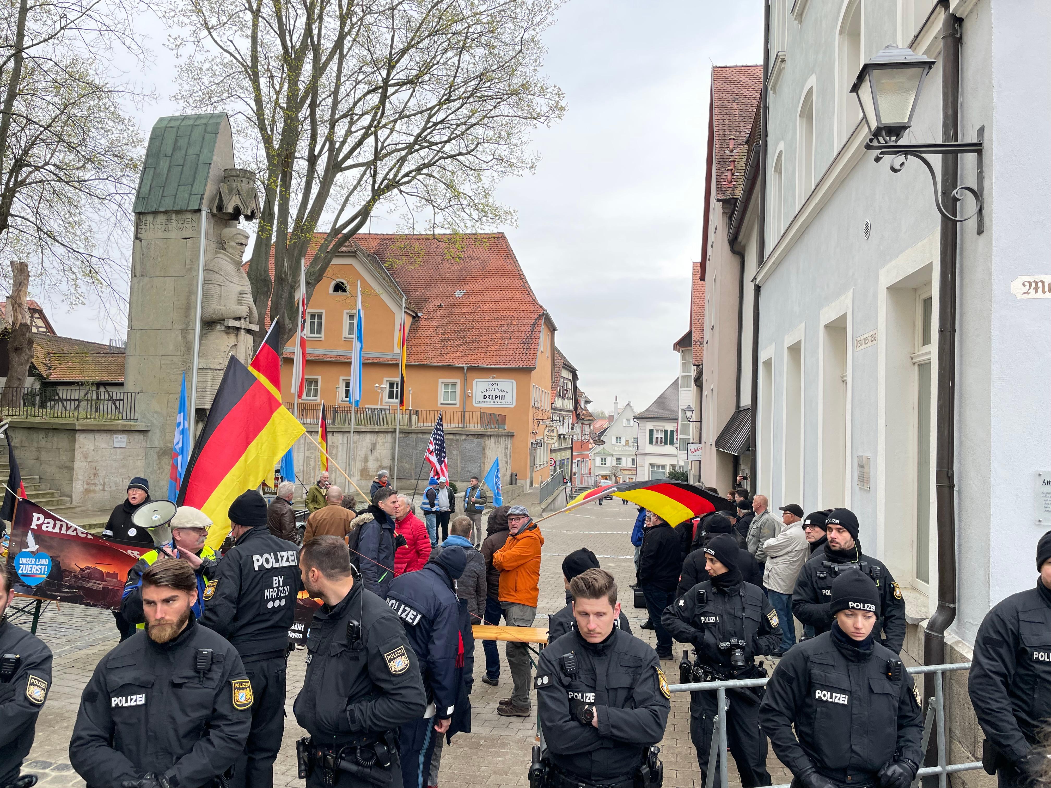 Die Versammlung der AfD-Sympathisanten wurde von zahlreichen Polizeikräften von der Gegenveranstaltung abgeschirmt.