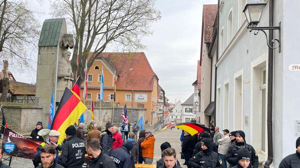 Die Versammlung der AfD-Sympathisanten wurde von zahlreichen Polizeikräften von der Gegenveranstaltung abgeschirmt.