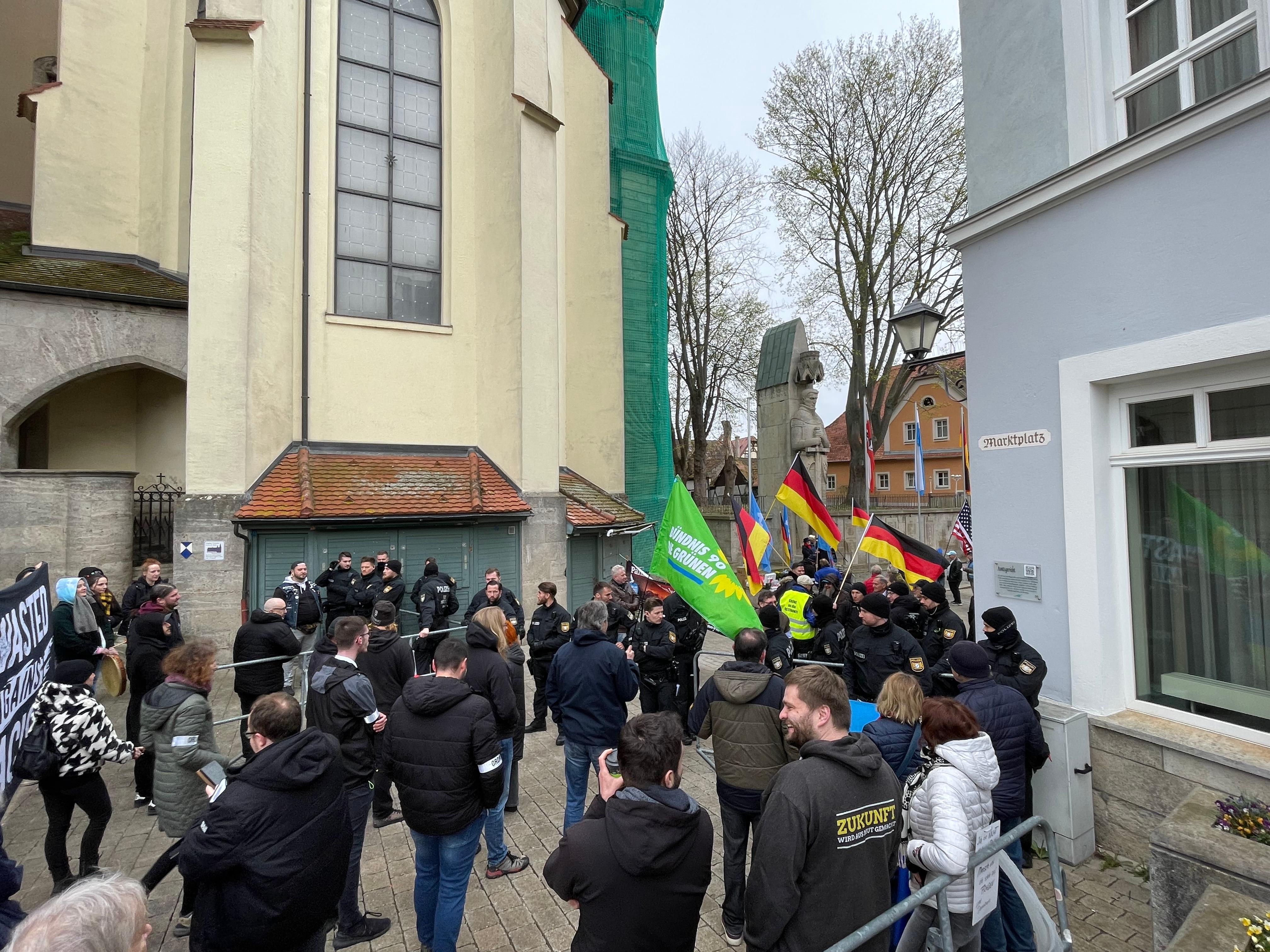Am Rande der beiden Versammlungen kam es immer wieder zu lautstarken Auseinandersetzungen zwischen den Anhängern der AfD und den Gegendemonstranten.