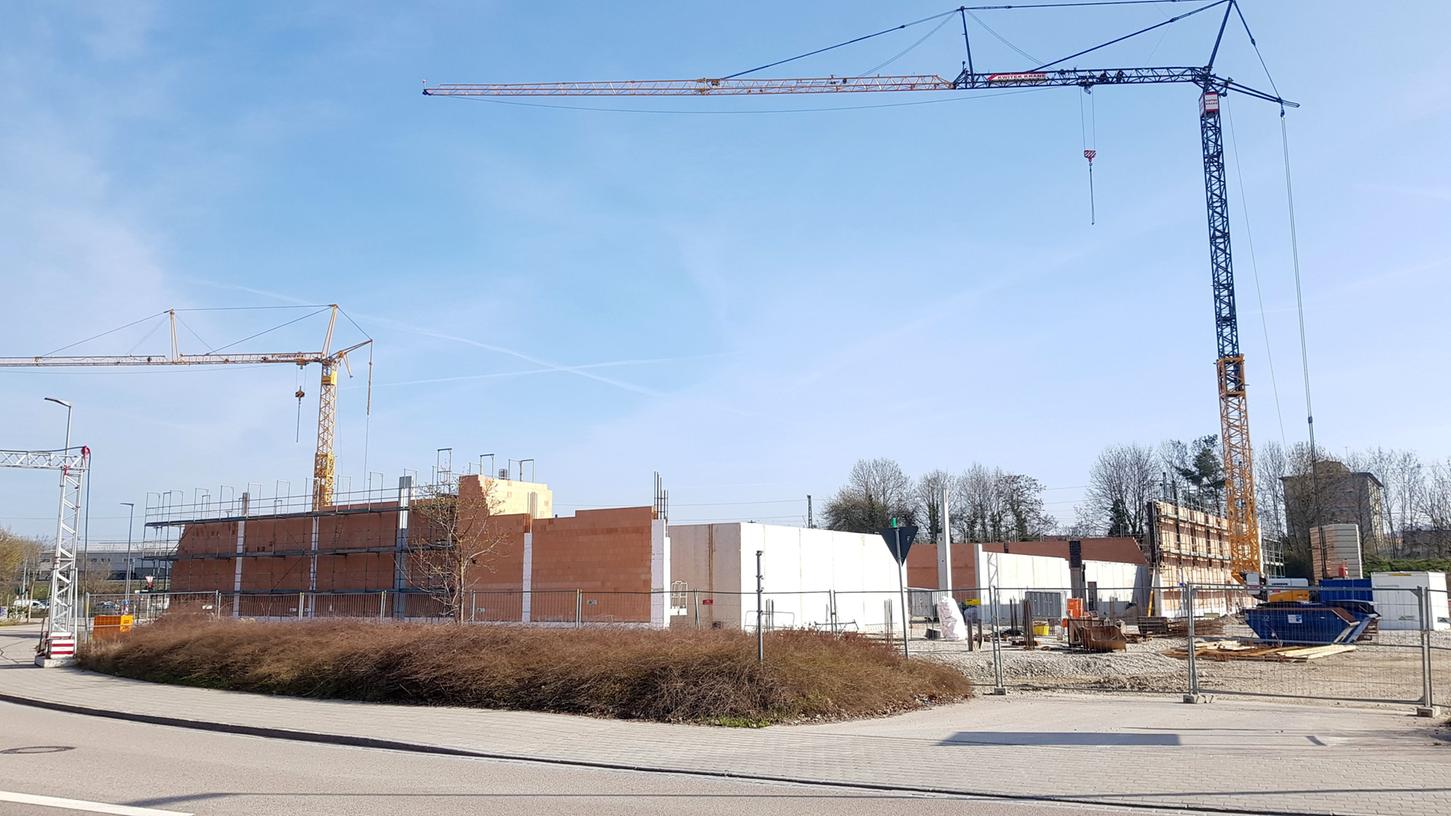 Der wachsende E-Center aus Blickrichtung Dreichlingerstraße. Der wachsende E-Center aus Blickrichtung Dreichlingerstraße.